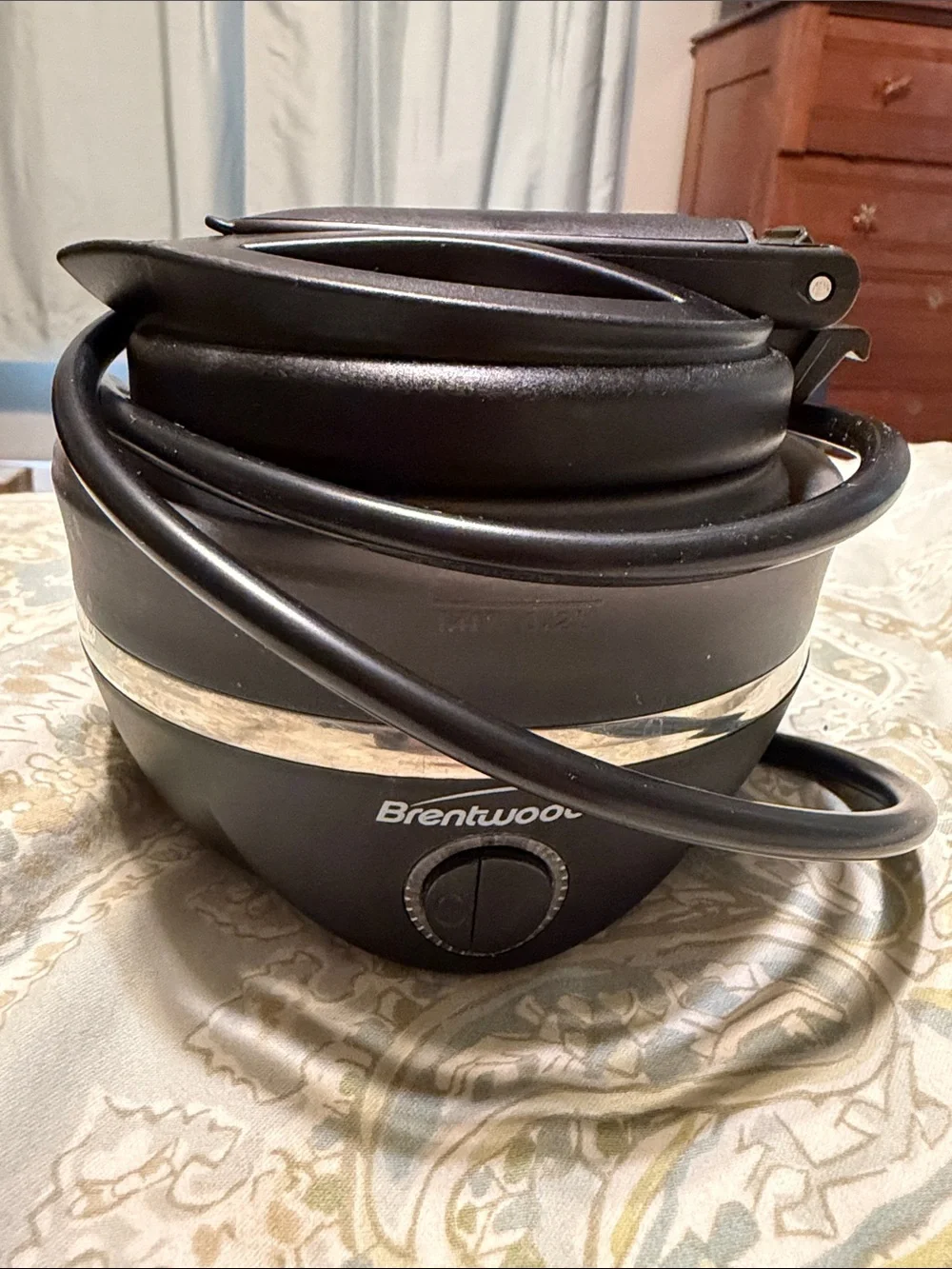 NWOT Brentwood Appliances .85-Quart Dual-Voltage Collapsible Travel Kettle